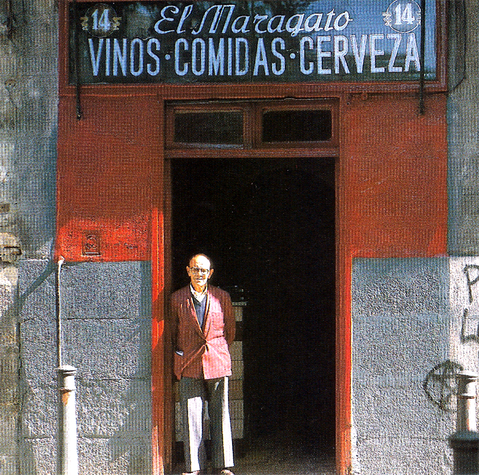 Desaparecida tasca El Maragato y su dueño, Francisco Blas, en la puerta